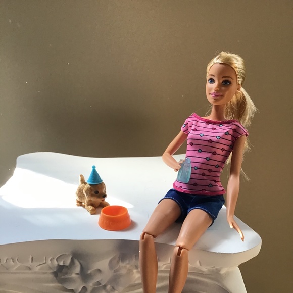 Barbie 2015 Colletible - Picture 4 of 6